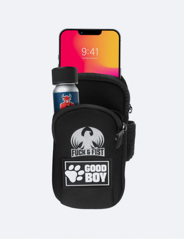 Fuck Bag Darklands "Good Boy" : Vue de face avec un téléphone et un poppers