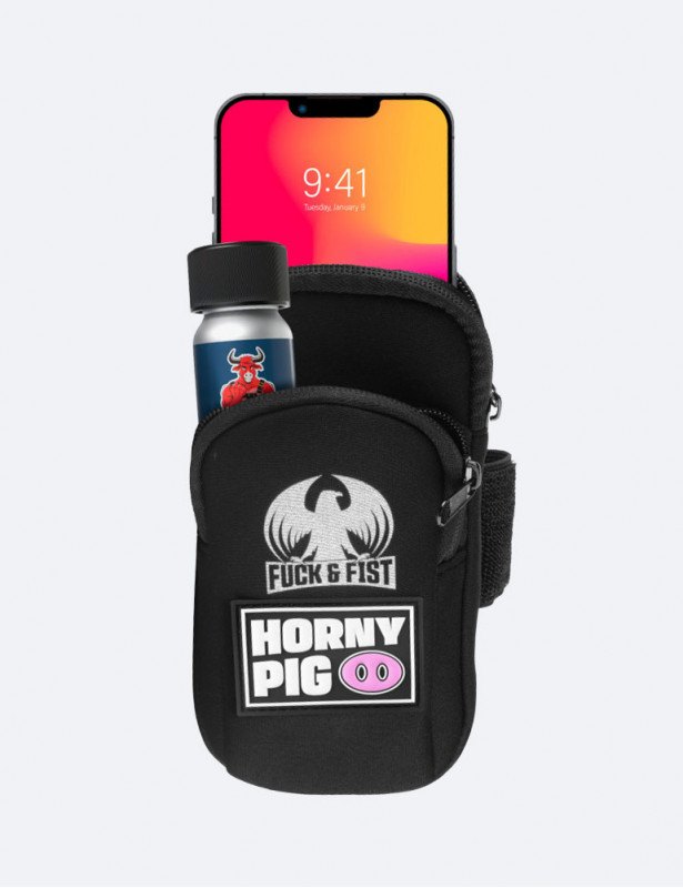 Vue de face avec un téléphone + Un poppers : Fuck Bag Darklands "Horny Pig"