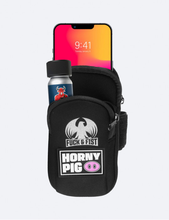 Vue de face avec un téléphone + Un poppers : Fuck Bag Darklands "Horny Pig"