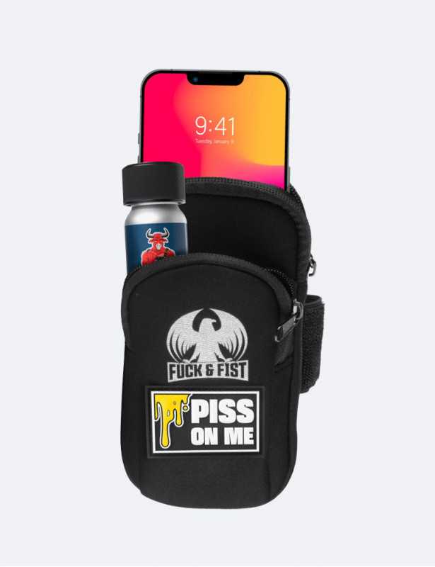 Vue de face avec un téléphone + un poppers : Fuck Bag Darklands "Piss On Me" - Fuck and Fist