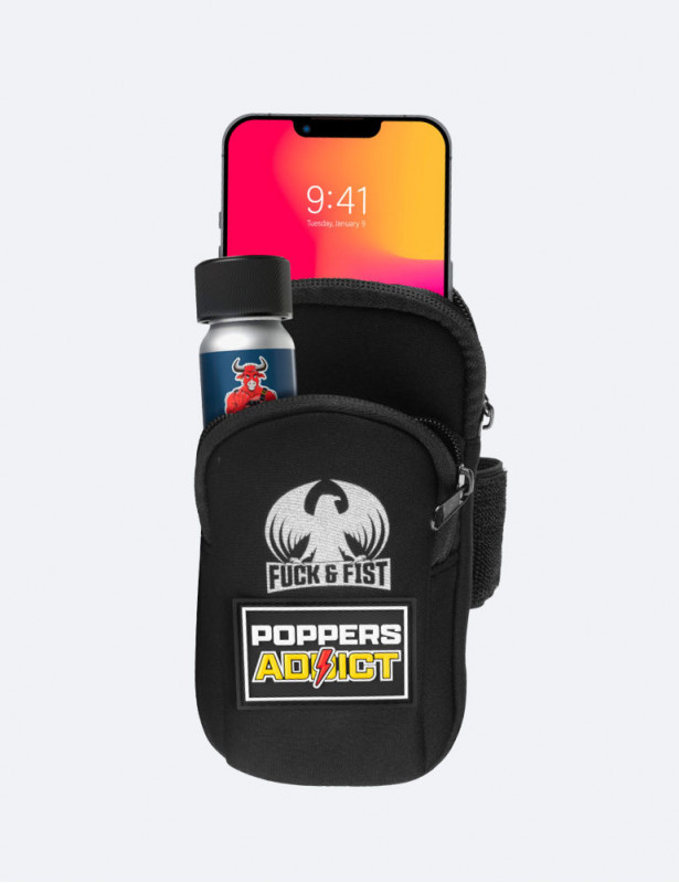 Vue de face : Fuck Bag Darklands "Poppers Addict" avec un poppers et un téléphone