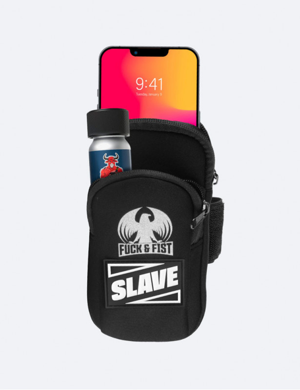 Vue de face : Fuck Bag Darklands "Slave" avec un poppers et un téléphone