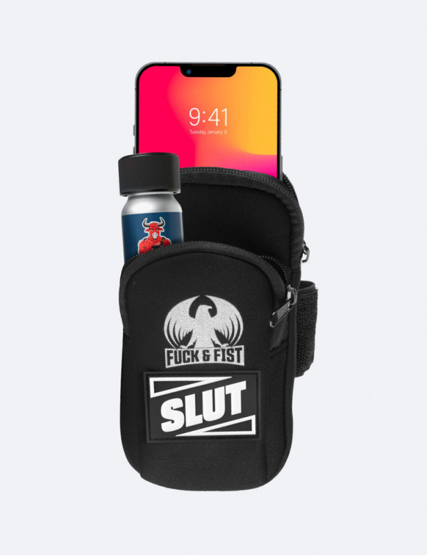 Vue de face avec un téléphone et un poppers : Fuck Bag Darklands "Slut"