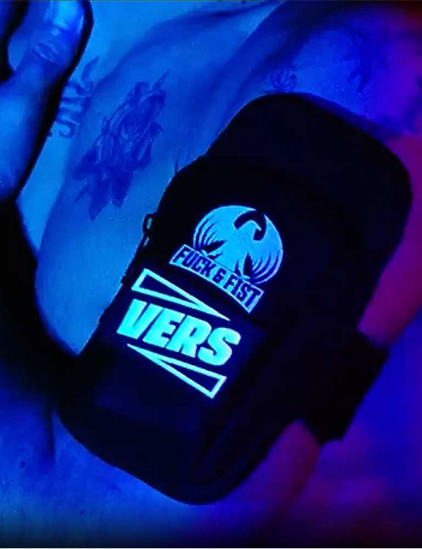 Mise en sitation avec un homme du Fuck Bag Darklands "Vers"