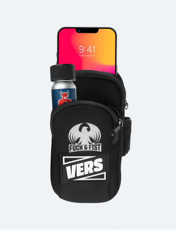 Vue de face avec un poppers et un portable du Fuck Bag Darklands "Vers"