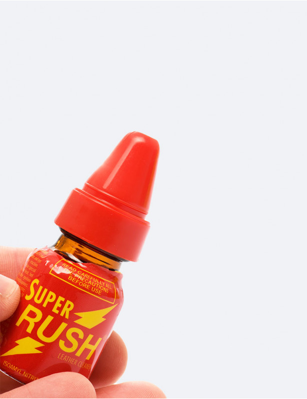 Mise en situation du poppers rush Super 10 ml avec son bouchon inhalateur