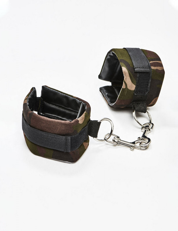 Menottes Colt Camo Universal Cuffs ambiance Menottes Colt Camo Universal Cuffs ambiance
