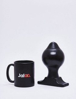 Plug anal All Black de 17,5 cm comparé à un mug