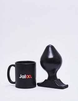 Plug anal All Black de 16,5 cm comparé à une tasse