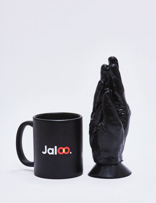 Plug anal en forme de main de 21 cm comparé à une tasse