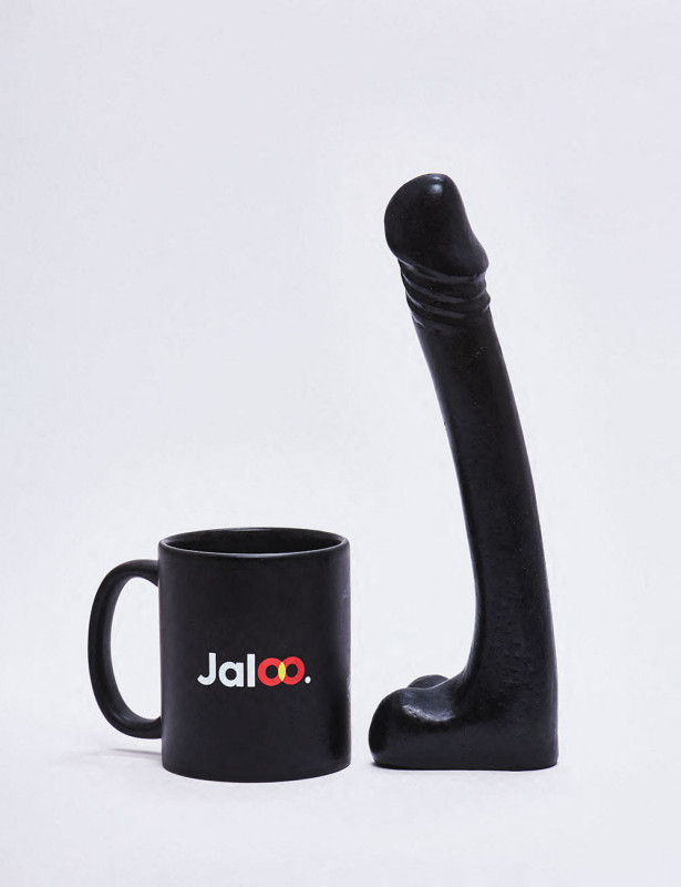 Gode XL Dark Crystal de 25 cm comparaison avec tasse