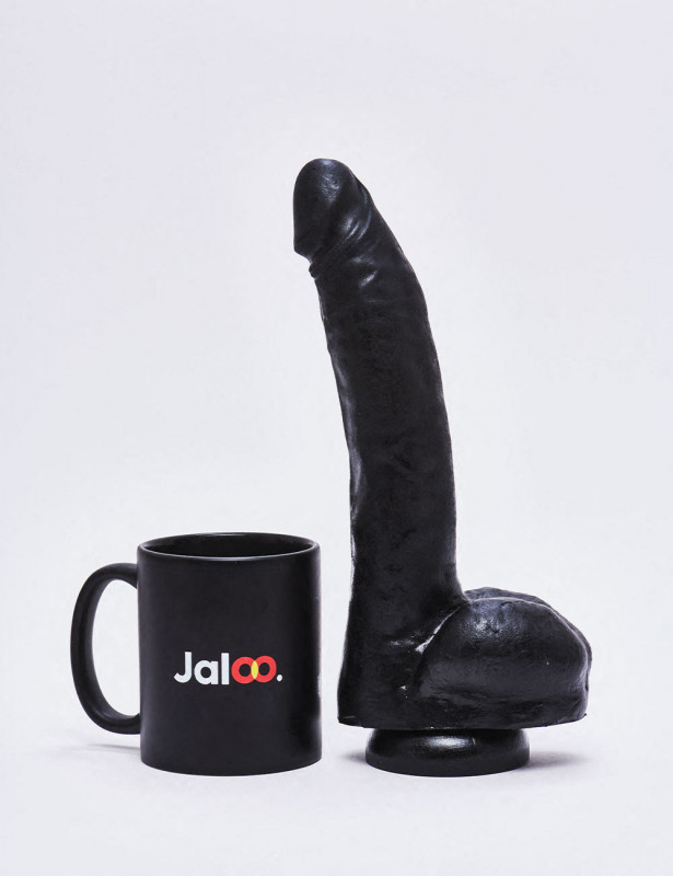 Gode XL Dark Crystal de 27,5 cm comparé à une tasse Gode XL Dark Crystal de 27,5 cm comparé à une tasse