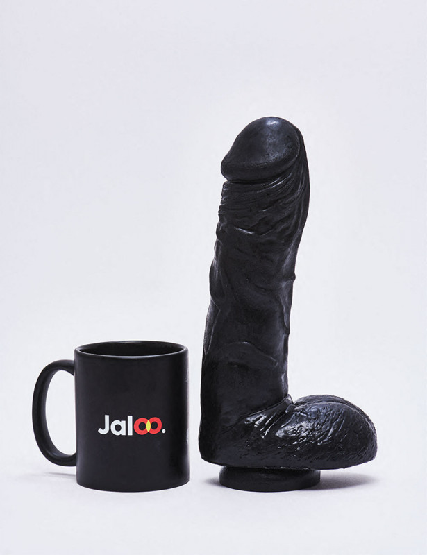 Gode XL Dark Crystal de 26,5 cm comparé à une tasse Gode XL Dark Crystal de 26,5 cm comparé à une tasse