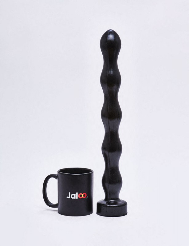 Gode XL All Black de 41,5 cm comparé à la taille d'une tasse