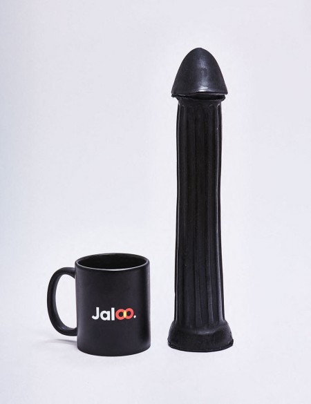 Gode XL All Black de 31 cm comparé à une tasse