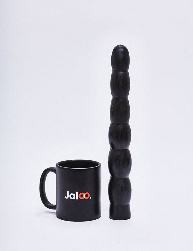 Gode XL All Black de 32 cm comparé à une tasse
