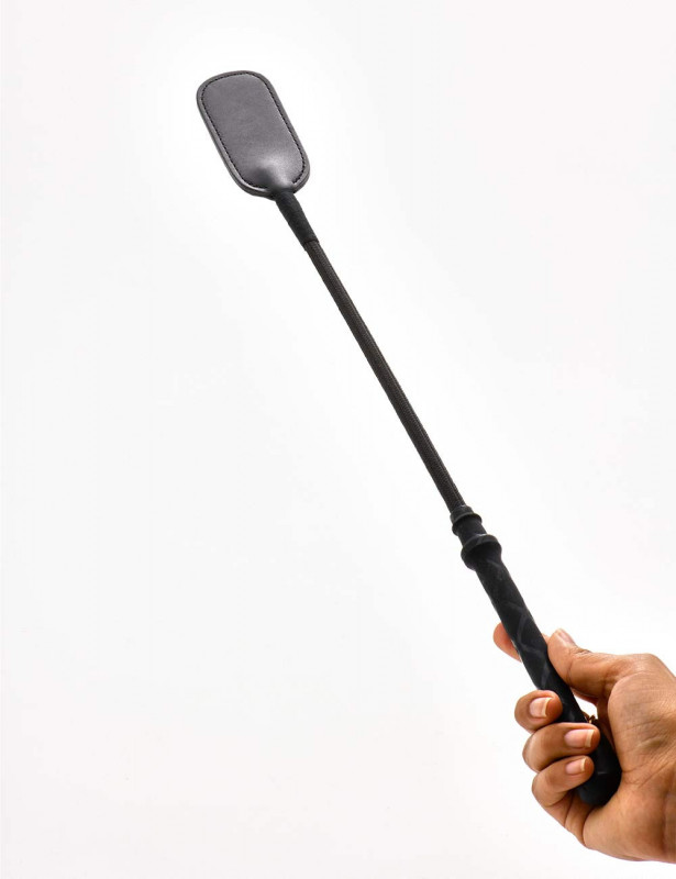 Utilisation de la cravache rigide en cuir Strict Leather