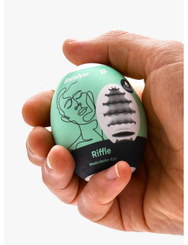 oeuf masturbateur avec main