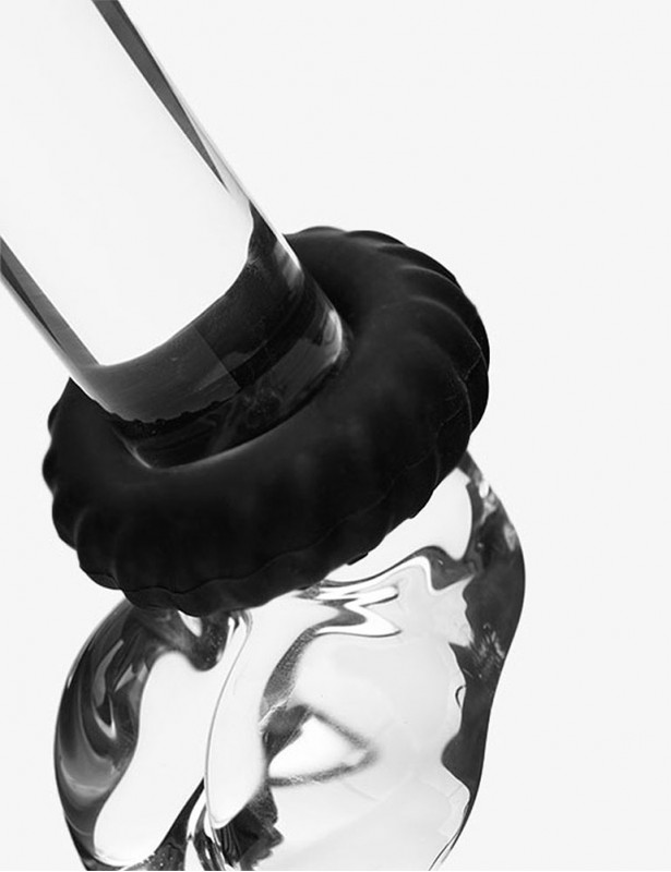 Cockring en silicone épais et ondulé autours d'un sextoys en forme de penis