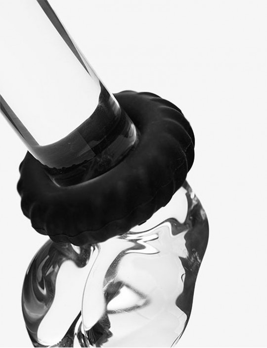 Cockring en silicone épais et ondulé autours d'un sextoys en forme de penis