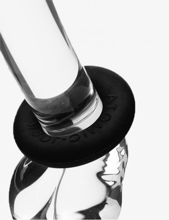 Cockring lisse en silicone autour d'un gode penis