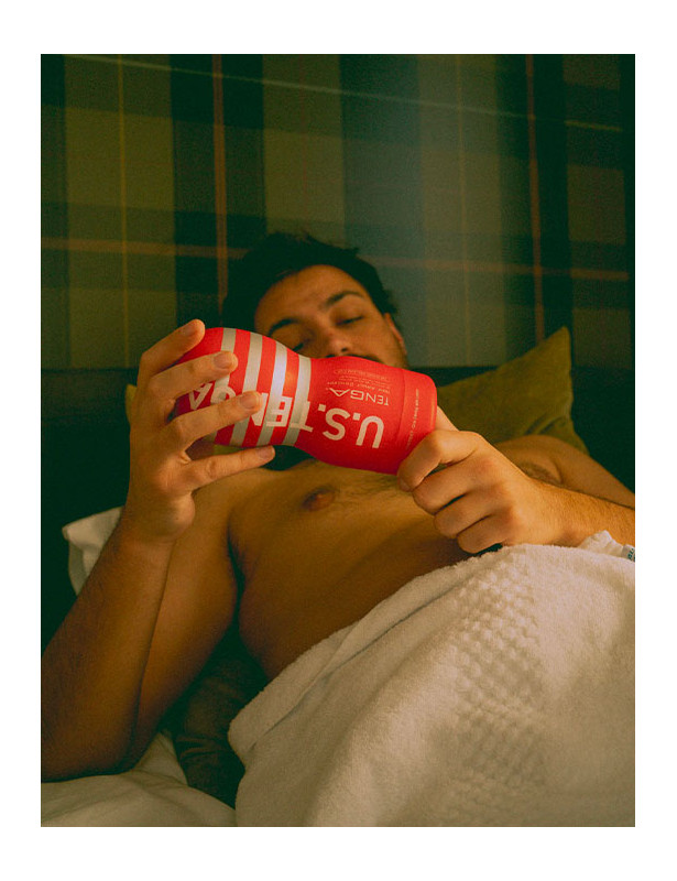 Masturbateur Tenga utilisé par un homme dans son lit