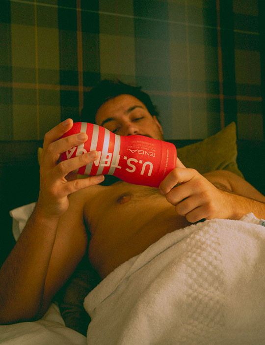 Masturbateur Tenga utilisé par un homme dans son lit