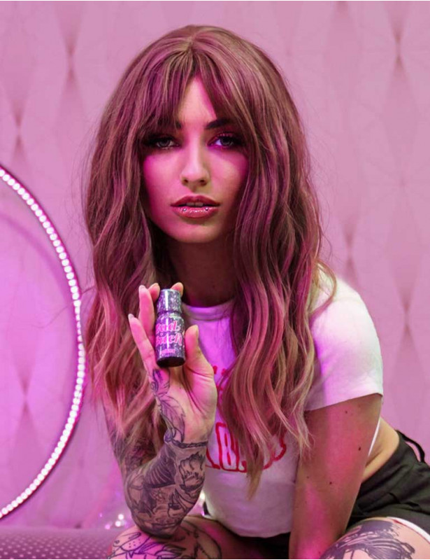 Poppers Bad Bitch + femme sur fond coloré