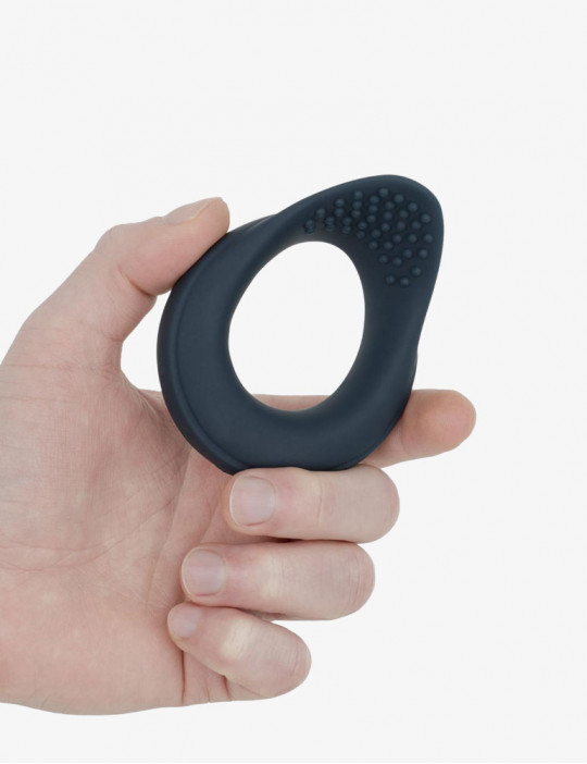 Pise en mains du cockring vibrant double moteur avec stimulateur périnéal bleu - Boners