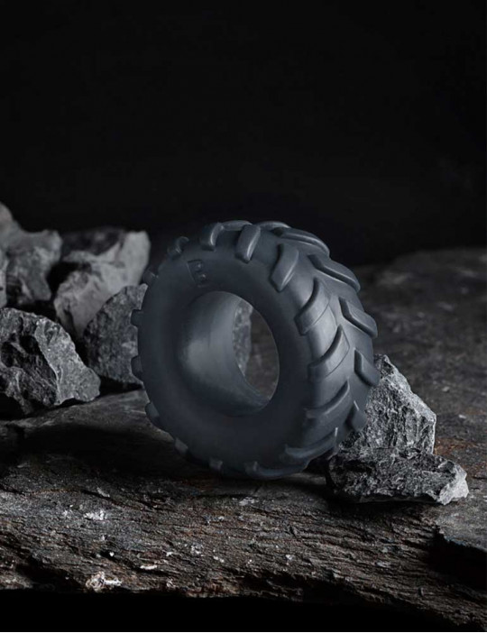 Cockring design pneu texturé gris en TPE - Boners sur fond anime