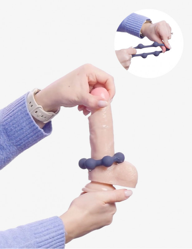 Mis en situation sur un gode du Cockring hexagonal avec billes en acier taille M/L - Boners