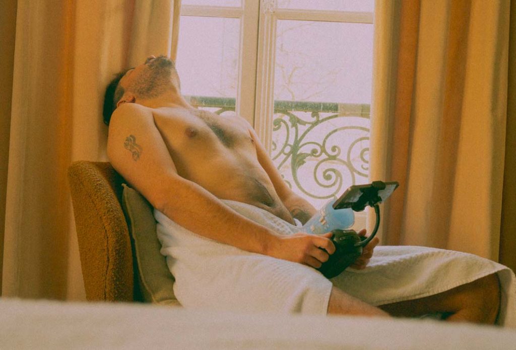 Orgasme homme dans sa chambre