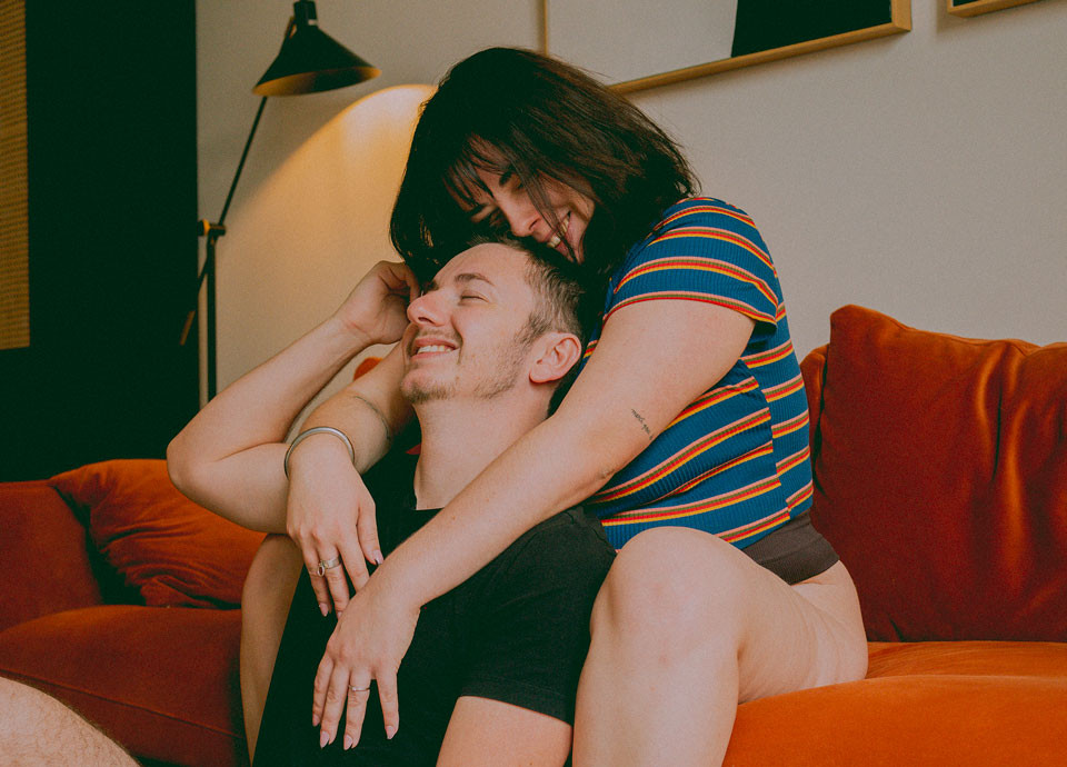 couple qui joue et rigole canapé