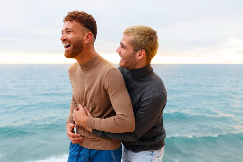 relation homme gay complice sourire