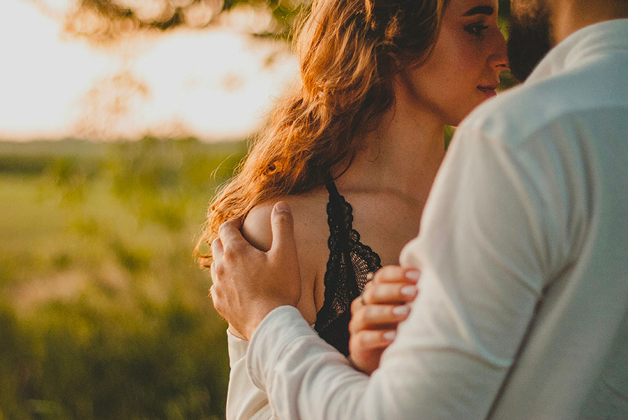 Couple extérieur jardin sensuel