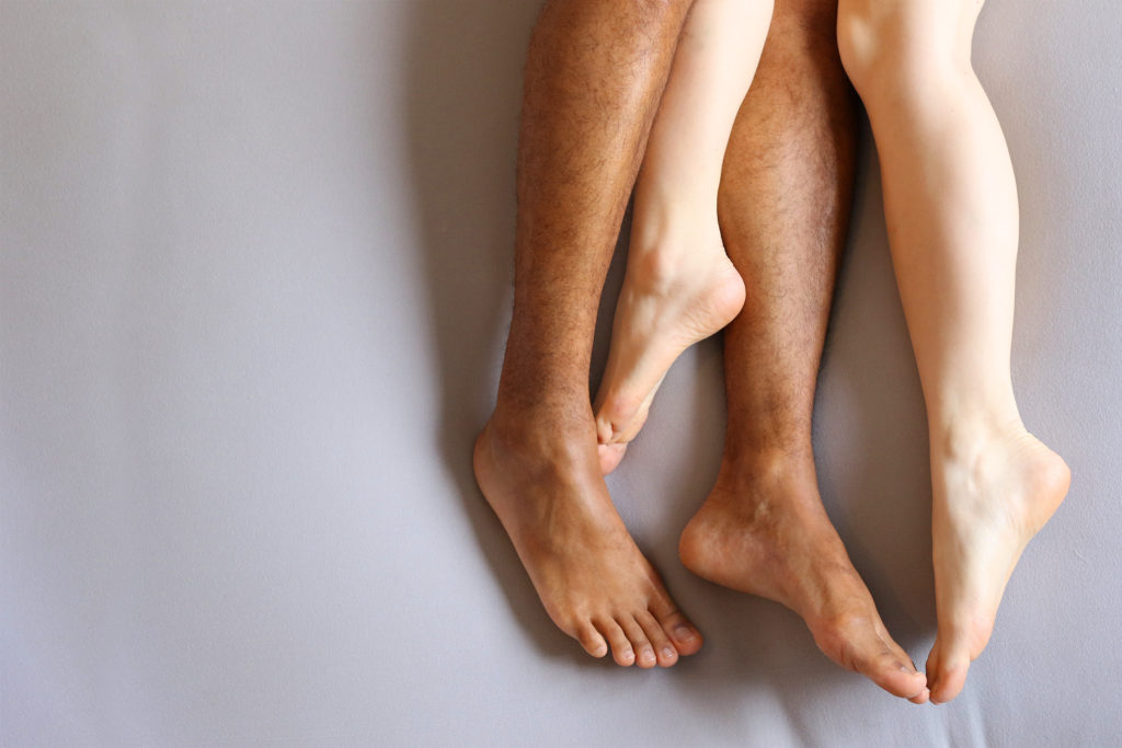 Couple homme femme pratiquant le tantrisme dans un lit