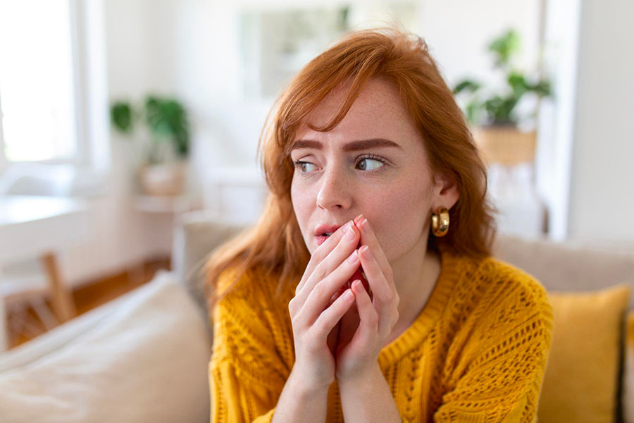 Femme tourmentée et pensive