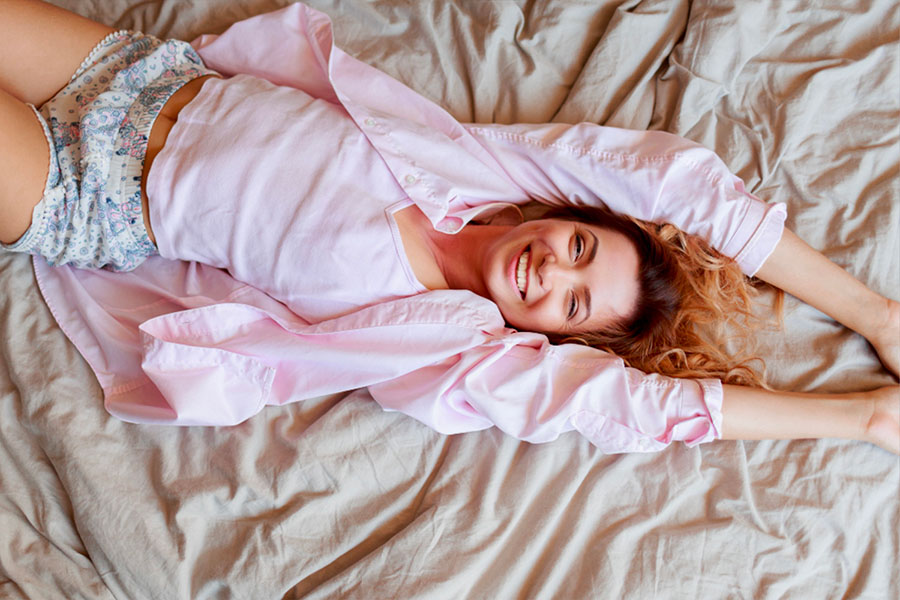 Femme heureuse dans un lit