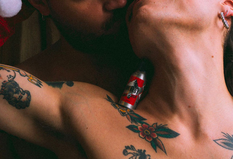 Deux hommes se faisant un calin avec du poppers moment sexy