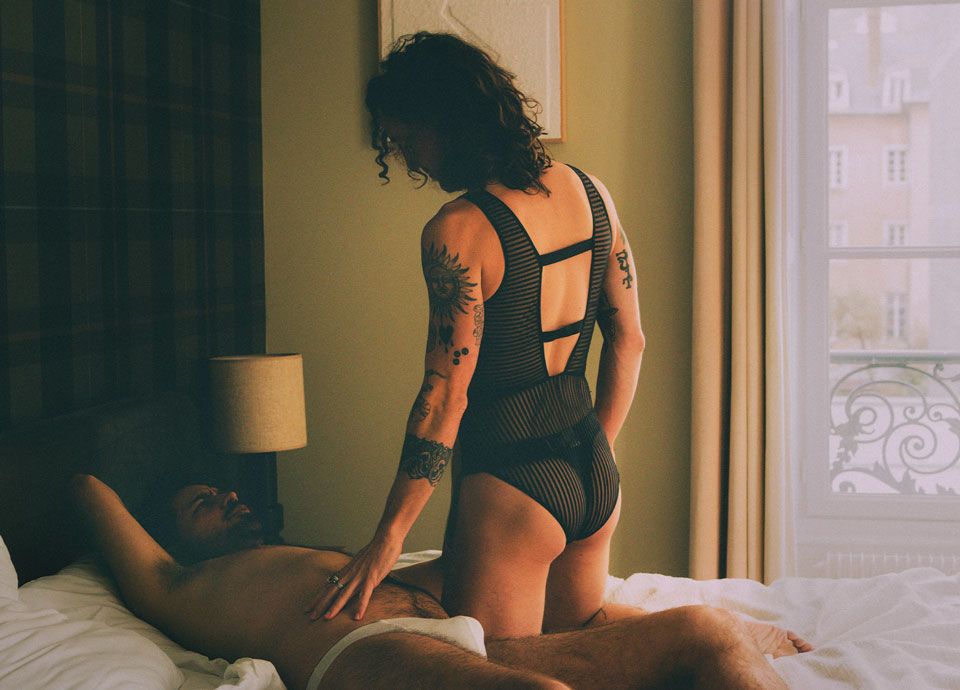 Couple homme gay sexy dans un lit