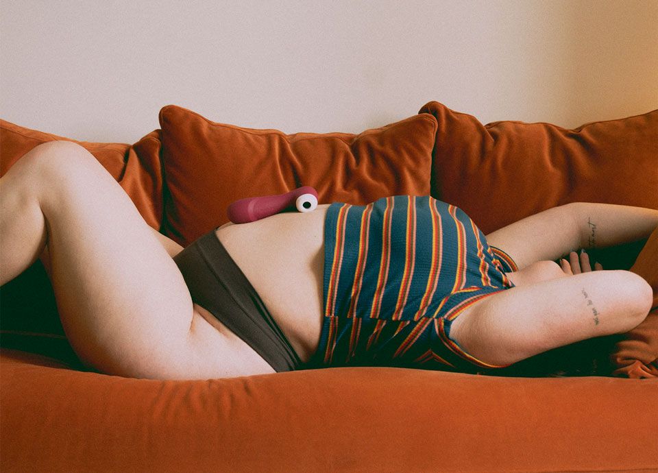 Femme dans un canapé détendue avec un sextoy