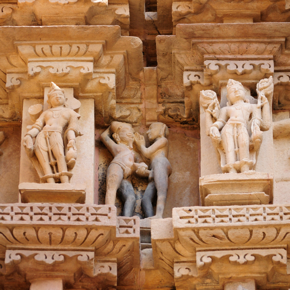 sculpture qui illustre le kamasutra sur un temple en Inde