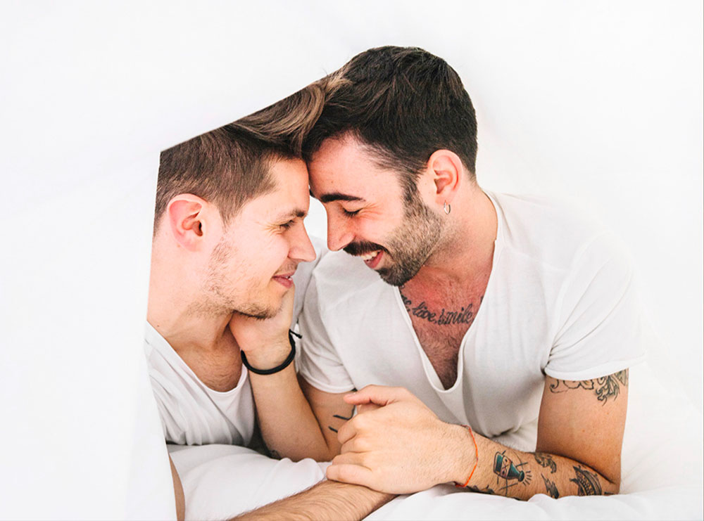 Couple homme gay dans un lit