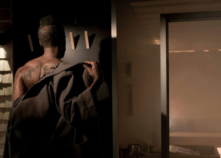Lire la suite à propos de l’article Immersion dans un sauna gay : entre détente et convivialité