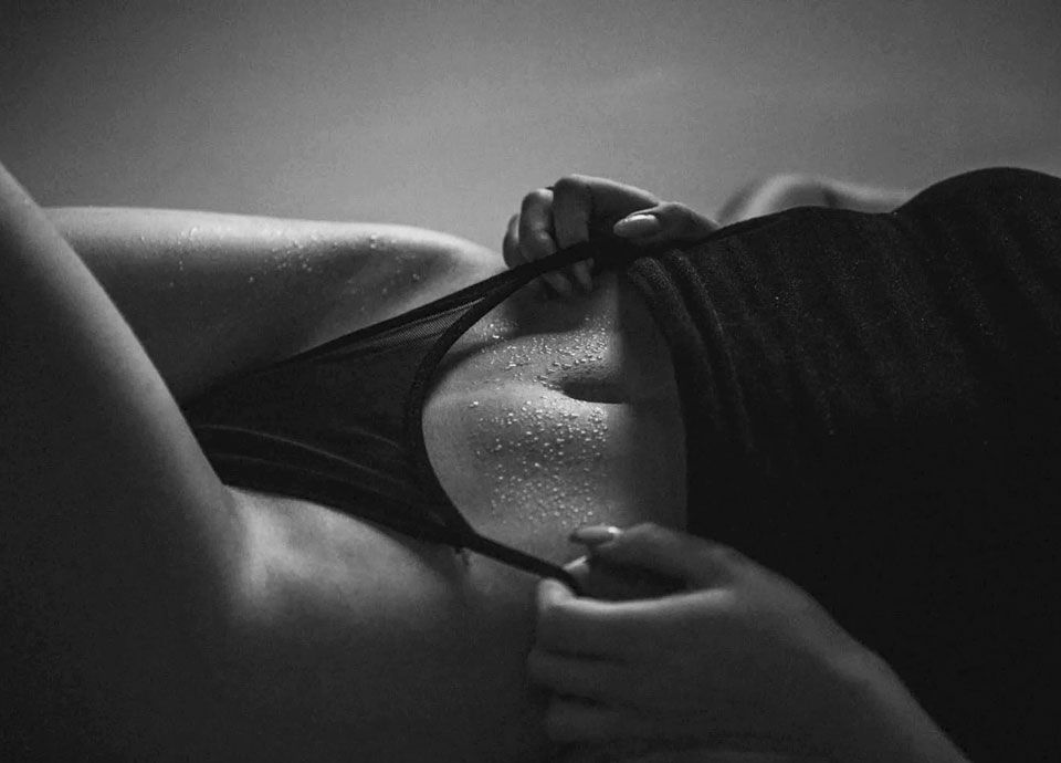 Femme en sous vetements transpirant sexy