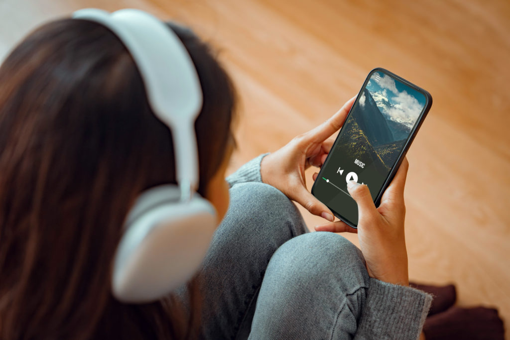Femme qui choisir son podcast