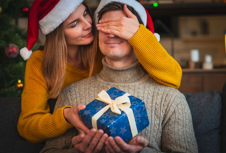 Femme qui offre un cadeau coquin à un homme