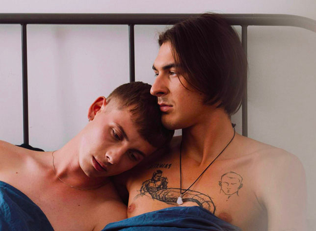 Deux hommes dans un lit - vieux couples