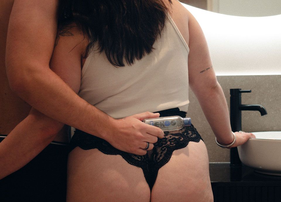 Couple avec un lubrifiant dans la main