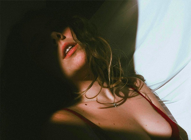 Femme en sous vêtment qui se caresse